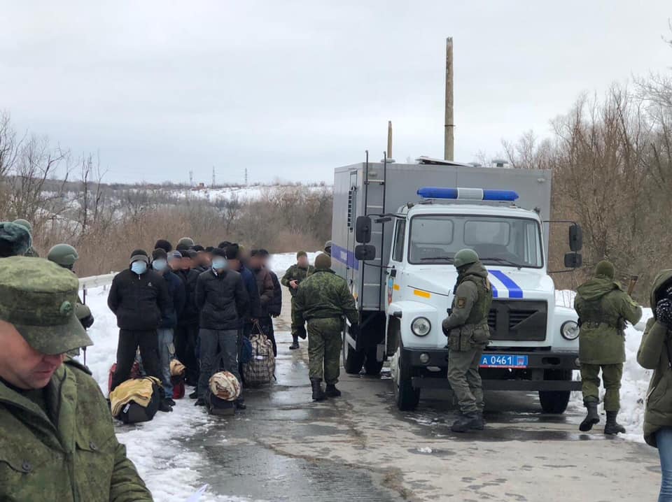 Боевики "ЛНР" отдали Украине 33 осужденных: омбудсмен Денисова показал кадры передачи у прифронтового Счастья