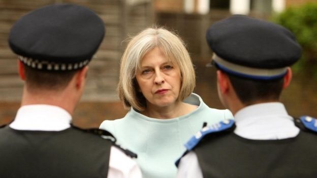 Премьер-министр Великобритании Тереза Мэй срочно эвакуирована из здания парламента из-за теракта
