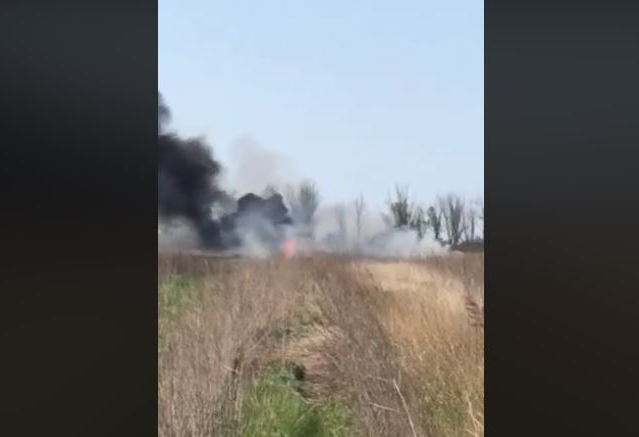 ​Войска РФ под Опытным атаковали волонтеров: сожжен автомобиль. Появились кадры удара