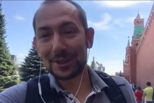 "Украина будет всегда!": журналист Роман Цимбалюк под стенами Кремля записал на украинском языке поздравление с Днем Независимости