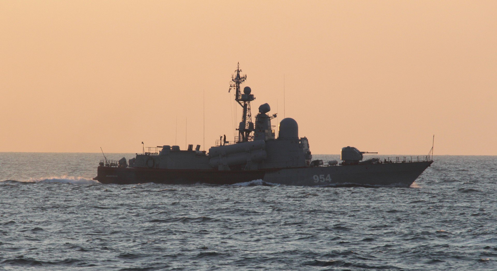 Военный корабль России вторгся на территорию Украины: детали конфликта