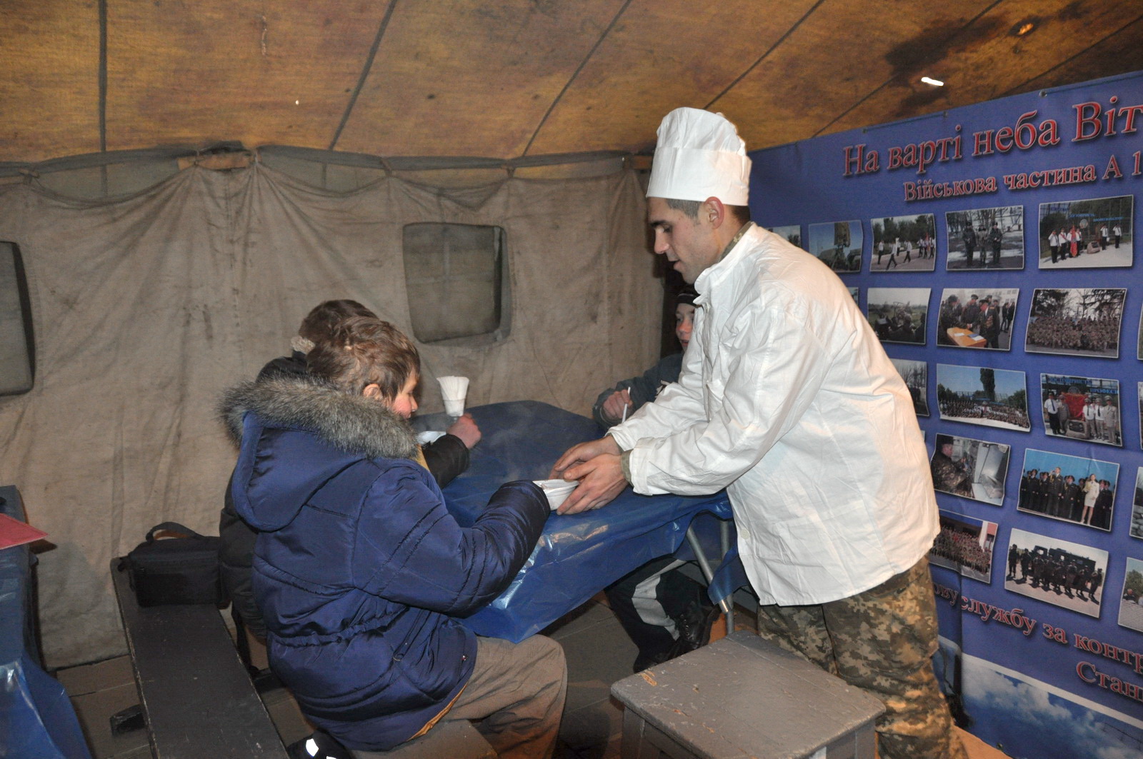 Из-за плохих погодных условий солдаты ВСУ оказывают помощь украинцам, помогая ликвидировать последствия непогоды и кормят людей в пунктах обогрева - Минобороны опубликовало фото