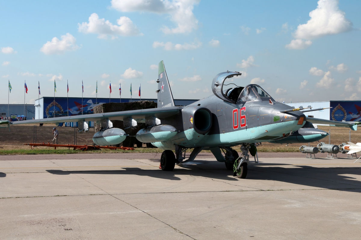 ​Отрицательно взлетел: под Белгородом рухнул российский Су-25 – обломки штурмовика пылают в поле