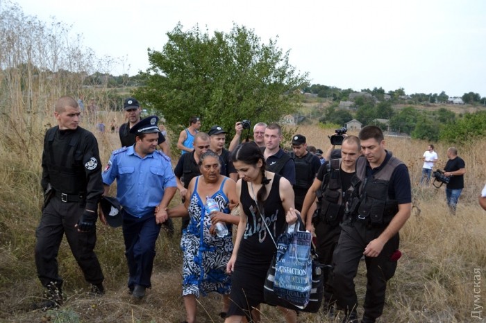 Волнения в Лощиновке: селяне громят дома ромов, власти организуют коридор для выезда цыган