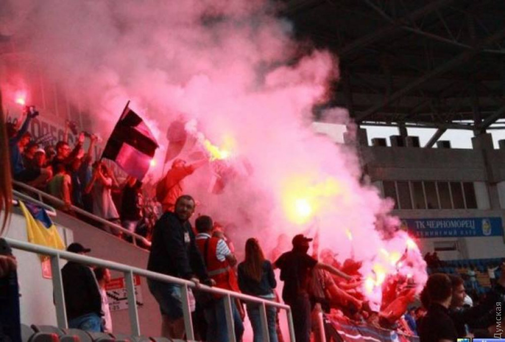 "Кремль, покайся", - фаны "Черноморца" утверждают, что их избили полицейские за проукраинский баннер, – соцсети