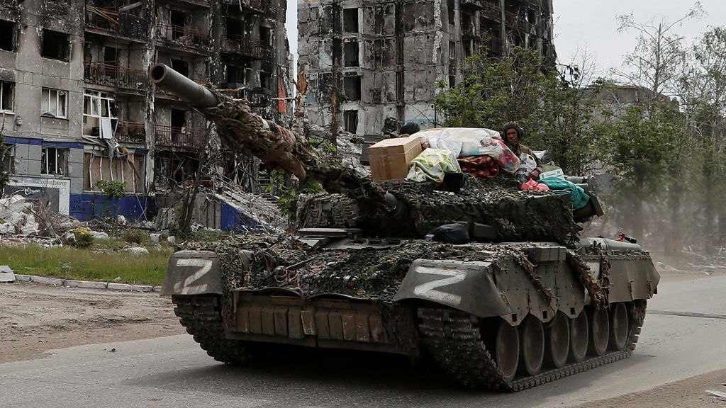 В Донецке российский танк на полном ходу переехал такси: появилось видео, авто всмятку 