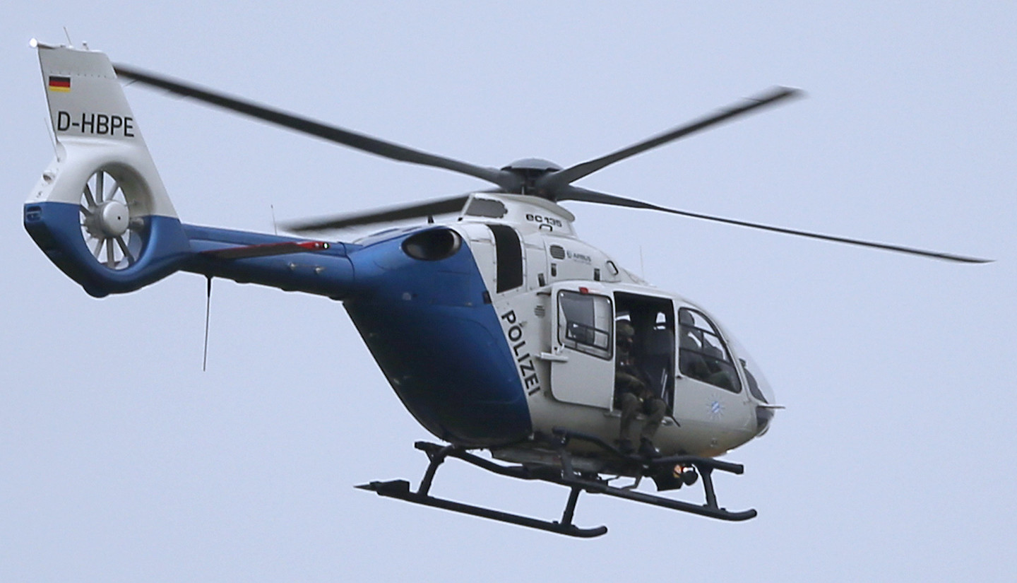 ​Полиция Мюнхена на поиски преступников выпустила вертолеты и снайперов