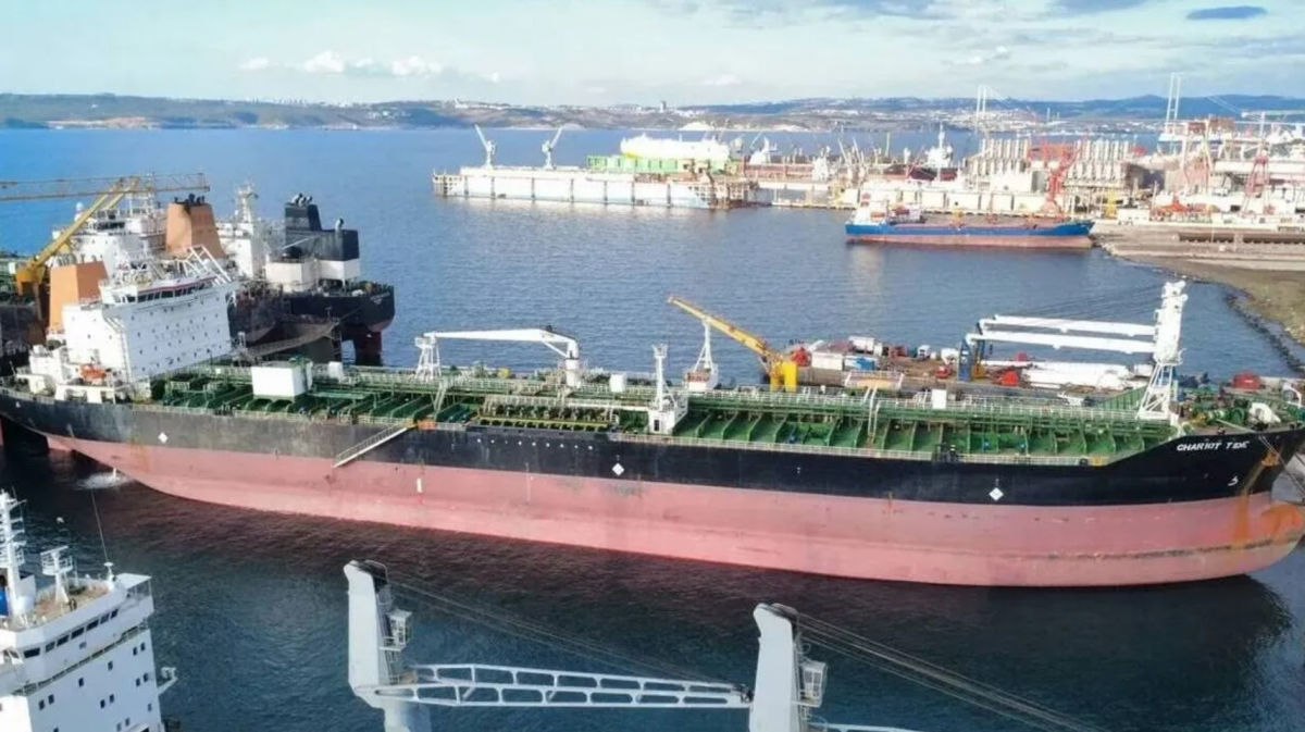 Второй за неделю: неуправляемый танкер "теневого флота" Путина рискует столкнуться с другими судами в Средиземном море