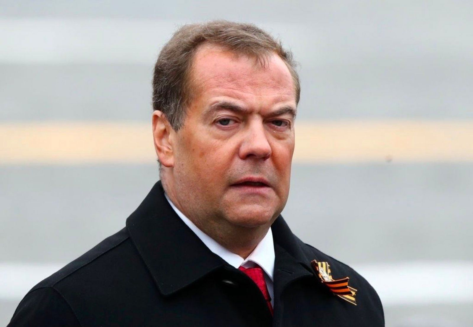 ​Медведев объявил "спецоперацию" в космосе: РФ намерена сбивать спутники Starlink Илона Маска