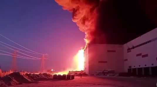 Огонь охватил 50 тысяч кв. метров: в Санкт-Петербурге случился мощный пожар на складе компании Wildberries