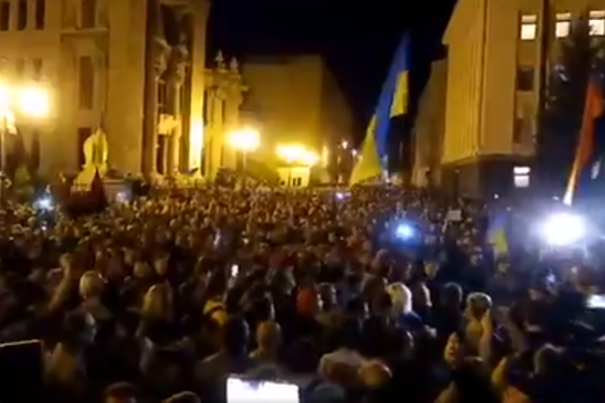 Тысячи украинцев пришли под Офис Зеленского и кричат: "Вова, выходи!" - кадры