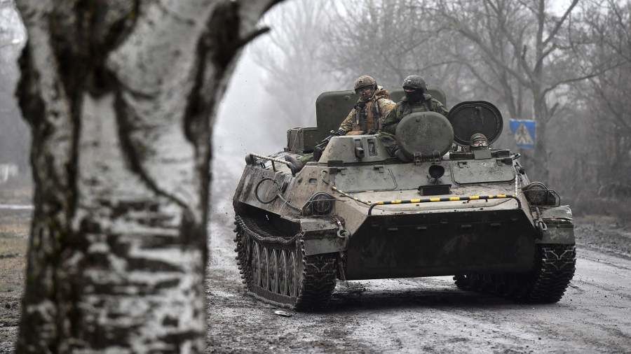 Россияне на БМП снесли легковое авто в "ДНР": лобовое столкновение попало на видео