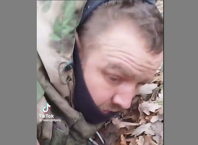 Появилось забавное видео, как российский шпион с шевроном "разведка" пытается доказать ВСУ, что он водитель
