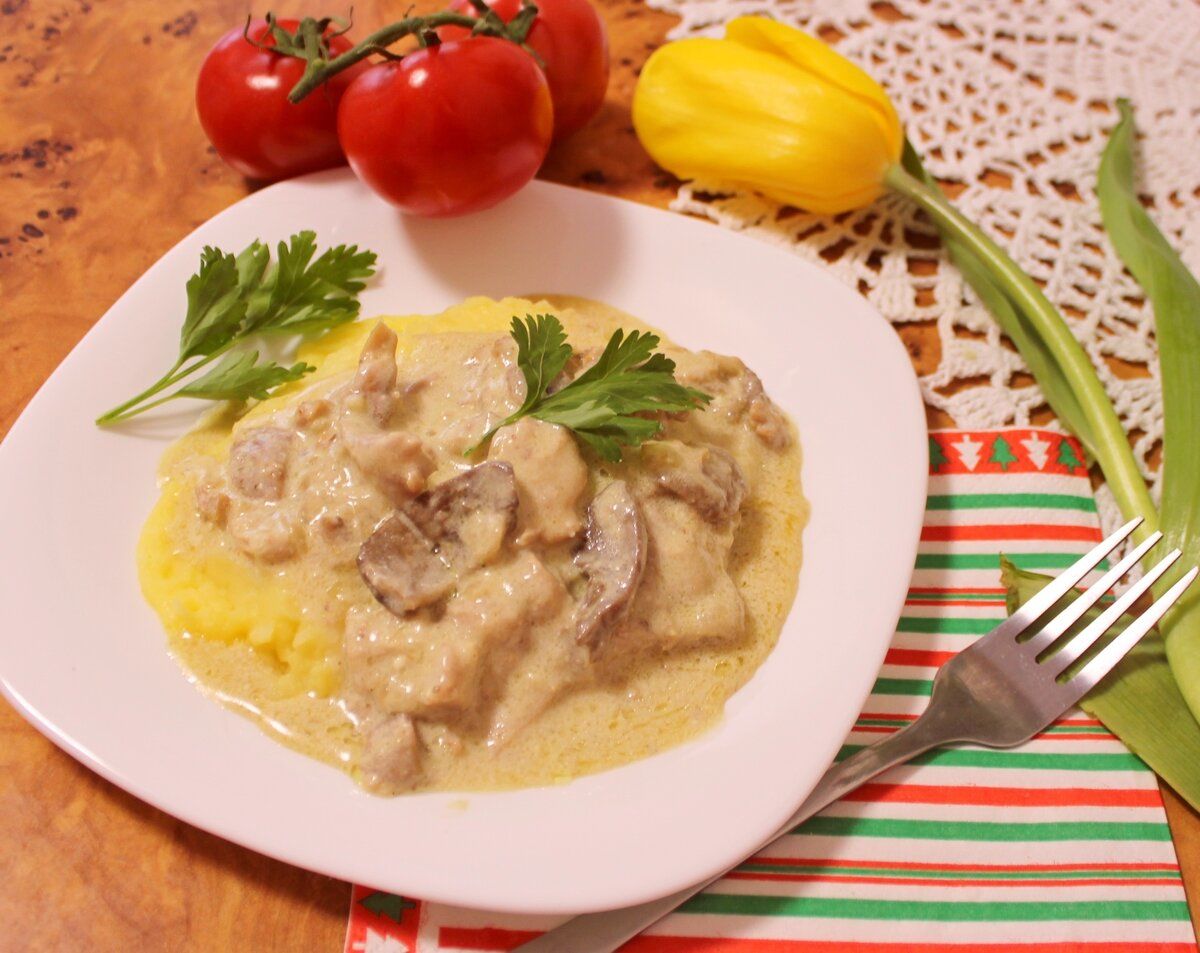 Нежное картофельное пюре с пикантным мясным соусом: готовится быстро, а съедается моментально