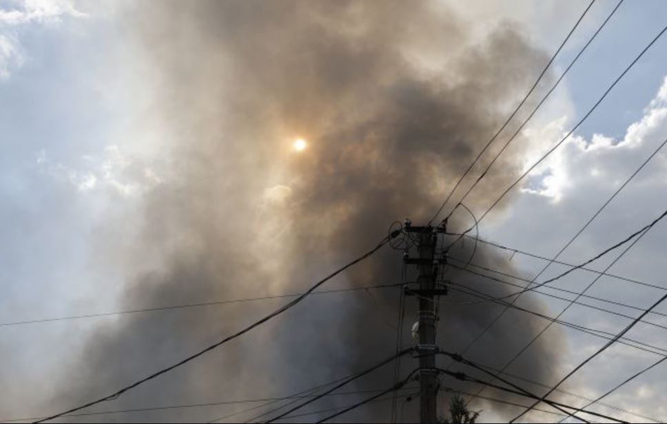 У Новотроїцькому під Волновахою рвонув БК окупантів – здіймається чорний "гриб" диму