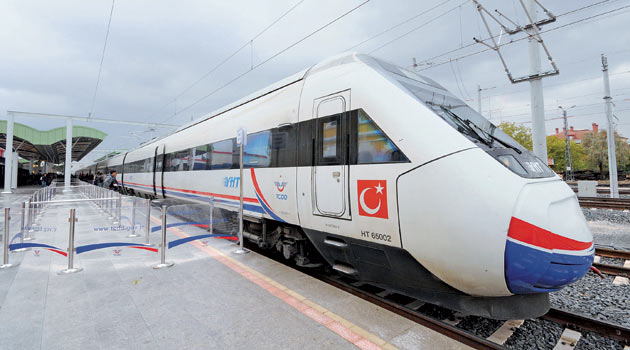 В Турции сошел с рельсов скоростной поезд - есть жертвы, опубликованы кадры с места трагедии