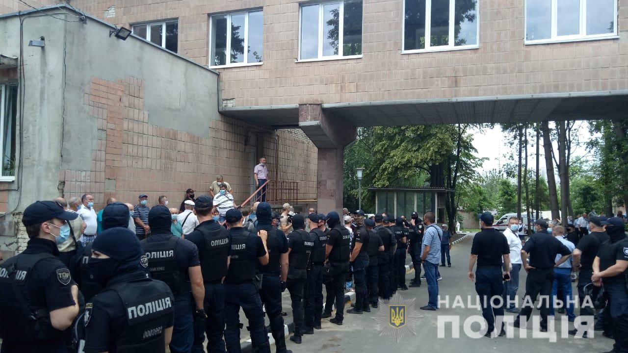 В Харькове произошли потасовки под больницей во время протеста - пострадали полицейские