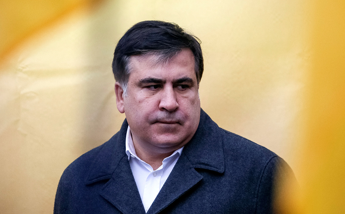 Саакашвили забрался на крышу 8-этажного дома в центре Киева и угрожает броситься вниз: что происходит 