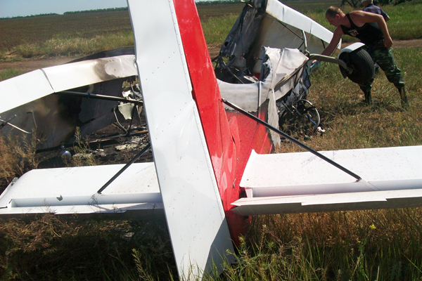 Видео крушения легкомоторного самолета в России. Рухнул около толпы зрителей