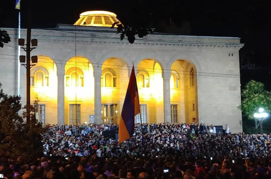​Ереван на грани взрыва: протестующие прорвались в парламент к "предателям"-депутатам - кадры