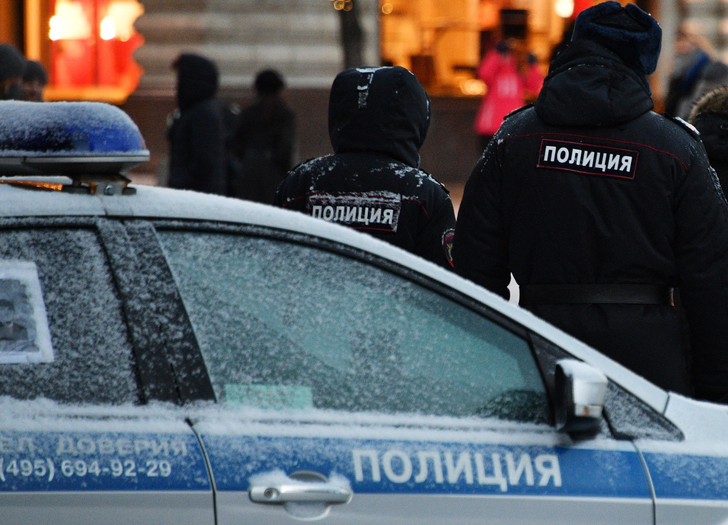 Бандитский Петербург: во время штурма скандально известного "музея Новороссии" подстрелили полицейского