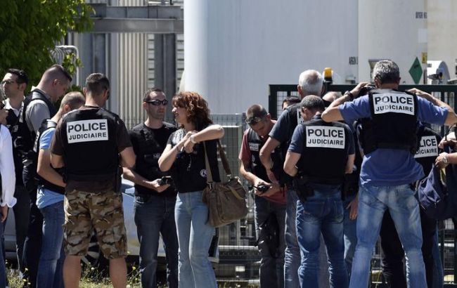 Теракт во Франции: Отрубленная голова на заграждении завода и попытка взрыва