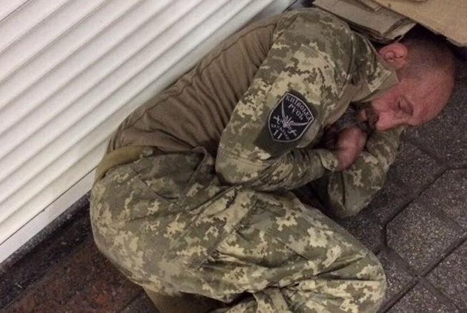 Это боец АТО из Житомира, но сегодня он спит просто на полу в киевском метро: журналист рассказал жуткую историю о защитнике Украины с острой посттравматикой