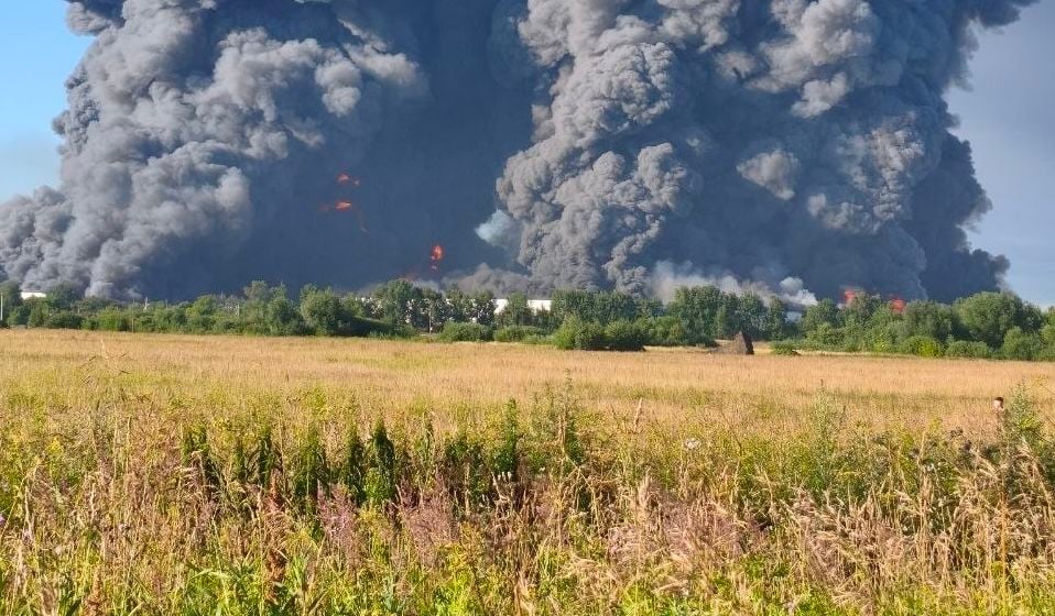 Дым накрывает Москву: крупный пожар на складе Wildberries в Электростали видно из столицы РФ