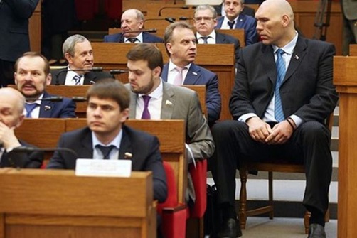 Фотофакт: депутат Госдумы РФ Валуев не поместился в кресле Парламента Беларуси, экс-боксер сделал обиженное заявление