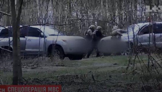 Возле дома Зеленского прогремела стрельба: задержана банда киллеров, изъято много оружия - первые кадры
