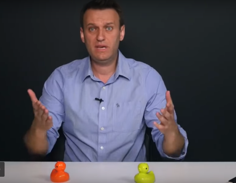 Навальный готовит подарок Путину на день рождения: российский оппозиционер призывает россиян к началу революции - кадры