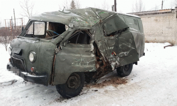 На Луганщине неосторожный водитель автобуса протаранил автомобиль УАЗ, отправив в больницу сразу четверых солдат