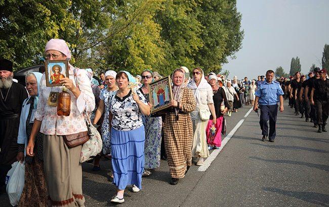 Тавро на лбу набить, чтоб все видели издалека и не приближались: украинская блогер описала поведение участников крестного хода УПЦ МП