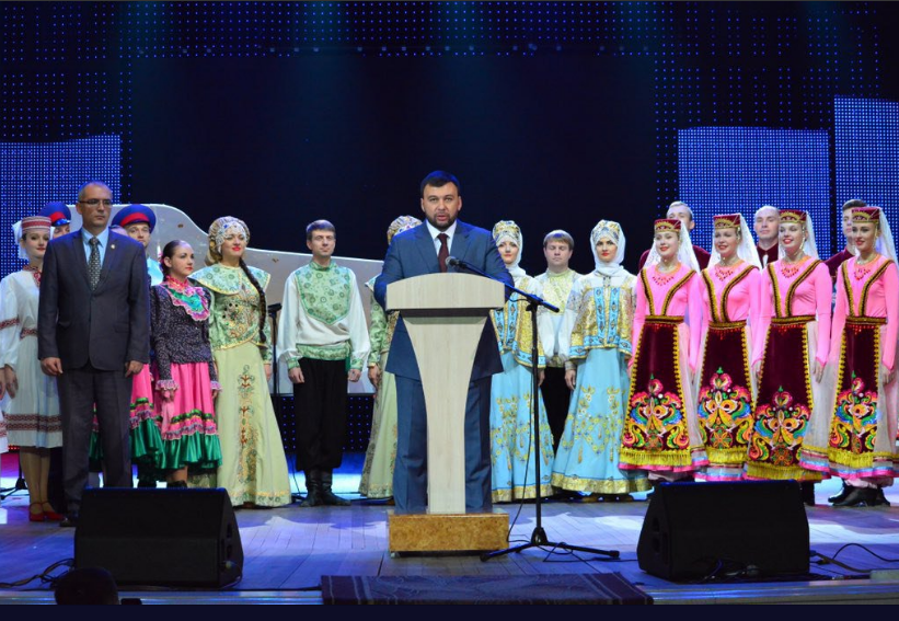 "Сразу "Деревня дураков" вспоминается", - в Сети от души посмеялись над фото Пушилина на гуляньях в "ДНР"