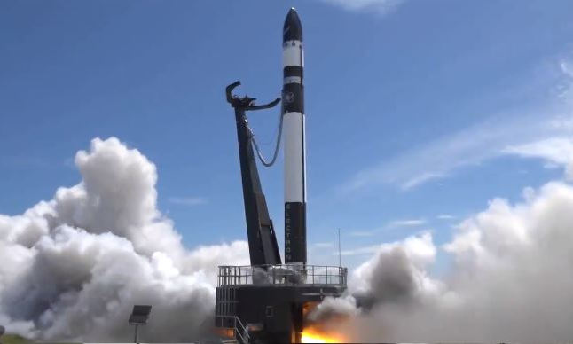 Россия “глотает пыль”: США отправили в космос первую в мире ракету нового класса - кадры и подробности