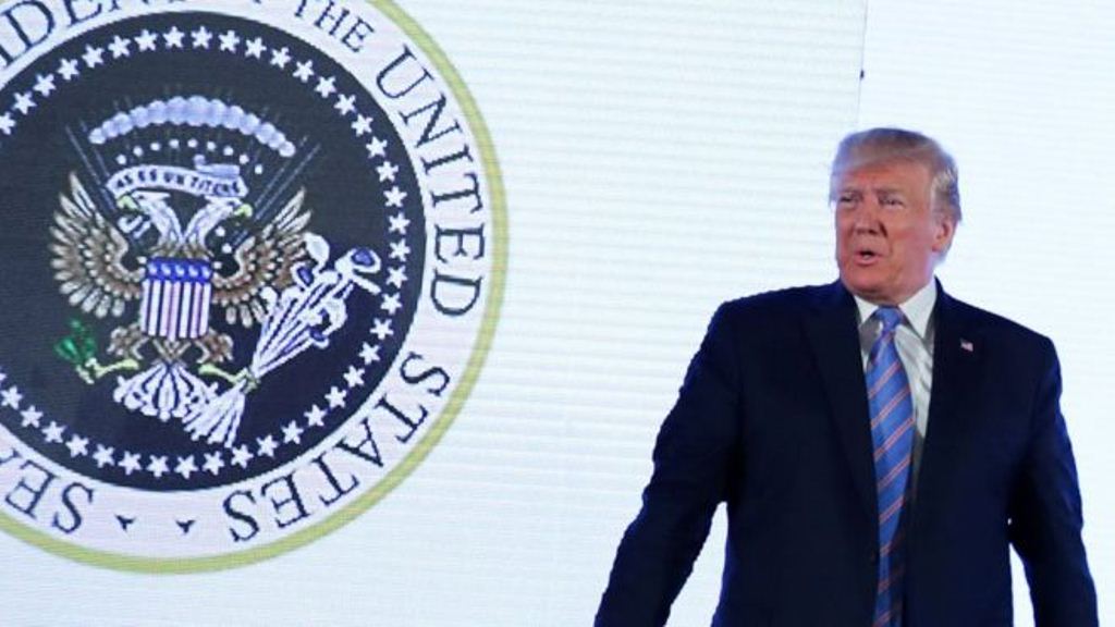 Трамп угодил в большой скандал с российским двуглавым орлом на гербе США - детали и кадры