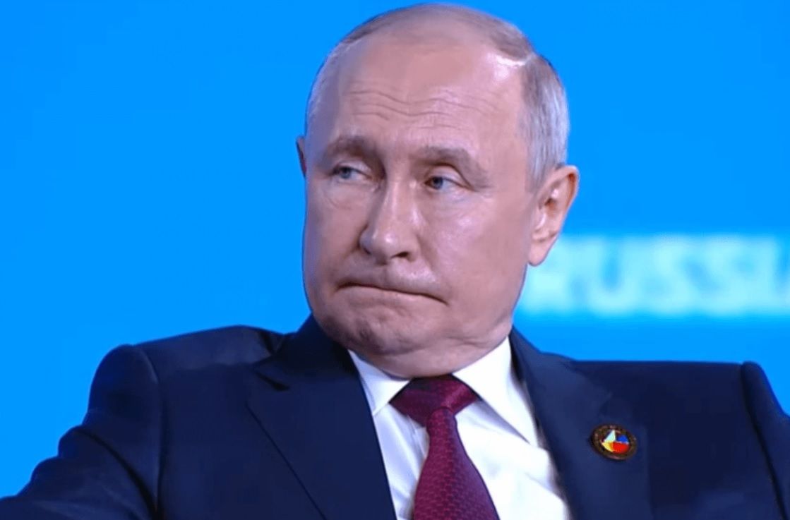Патриарх Кирилл под камеры ошибся в имени Путина: глава РФ от неожиданности прикусил губу