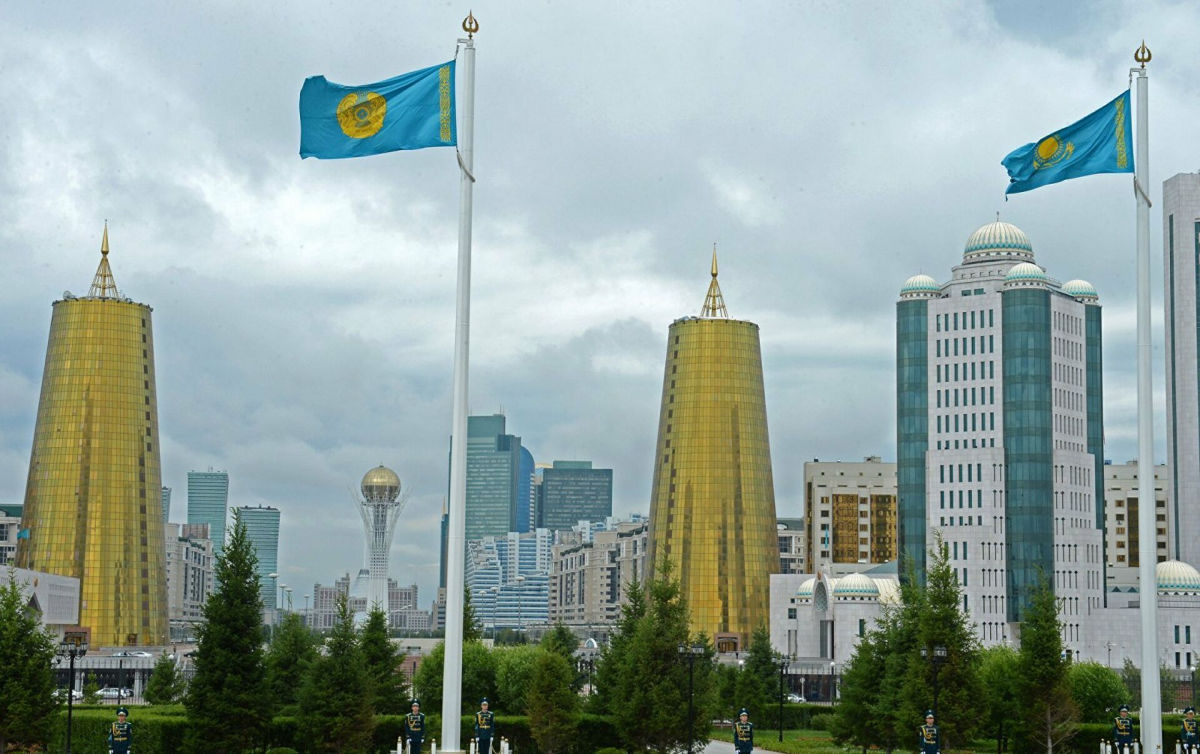 Казахстан готовится "добить" хромающую без импорта Россию