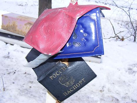 Батальон "Киев-2" срывает российские обложки с паспортов граждан Украины, пересекающих их блокпост