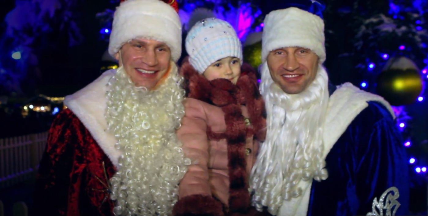 Братья Кличко в необычных костюмах поздравили всех украинцев с новогодними праздниками: в Сети появились эксклюзивные фото и видеокадры
