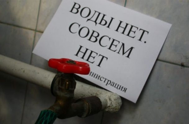 Российский Североуральск погрузился в хаос: горожане бьются за остатки питьевой воды и грозят революцией