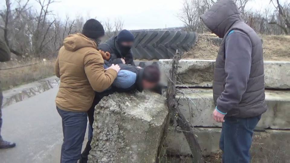 ​На Луганщине на горячем попался информатор “МГБ ЛНР”: СБУ поделилась кадрами задержания предателя