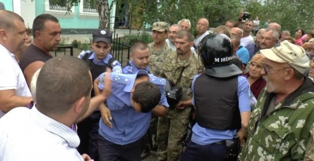 На Николаевщине приехавшие по вызову женщины полицейские забили до смерти семейного тирана - в селе начался народный бунт