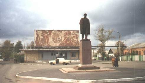 В городе Дергачи Харьковской области также скинули памятник Ленину - активисты