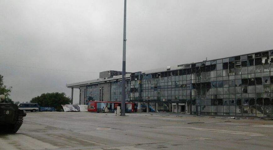 Силы АТО заявили о двух утренних атаках ополчения на аэропорт Донецка, обстрелы продолжаются