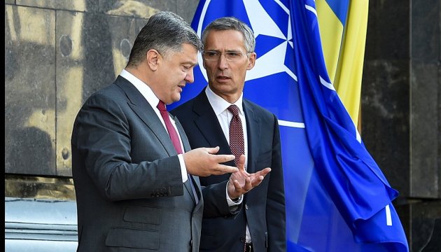 Агрессия России против Украины: Порошенко передал генсеку НАТО важные документы – появились подробности и видео