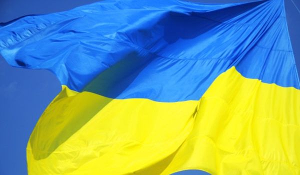 "Я против войны", - принципиальный россиянин  вывесил огромный флаг Украины на своем подворье в Твери – кадры