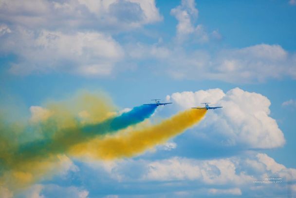 Авиашоу в Днепре: 20 самолетов поднялись в небо, чтобы с высоты птичьего полета продемонстрировать всем самый большой флаг Украины - в сети появились зрелищные видеокадры, как украинские летчики покоряли зрителей своим мастерством