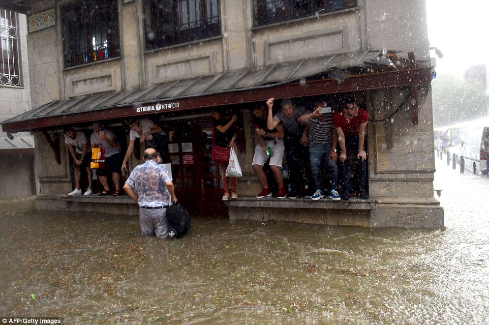 Последствия сильного шторма в Стамбуле - парализованное метро и десятки пострадавших: кадры