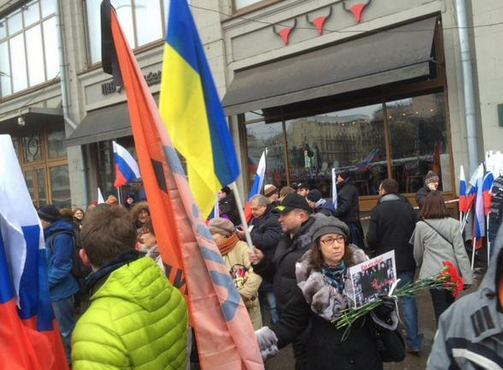 В Санкт-Петербурге участники марша Немцова вышли с лозунгами "Мир братской Украине" и флагами Украины